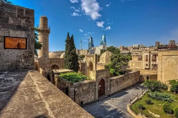 📍  Baku Between Prayers