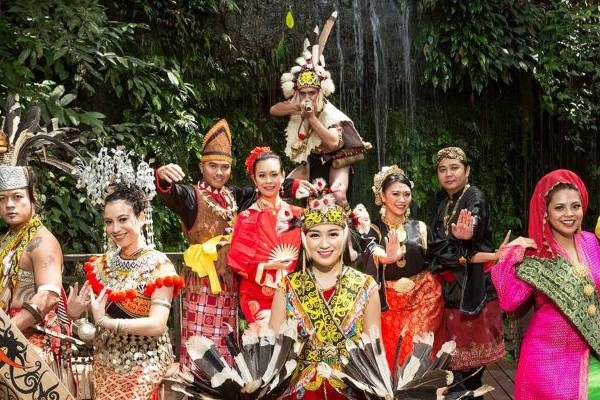Embark on a Sarawakian Adventure: A Tour of Culture and Wildlife with a Dash of Humor